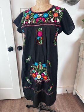 Mexican Embroidered Peasant Puebla Dress Size L Short Sleeve Frida K look